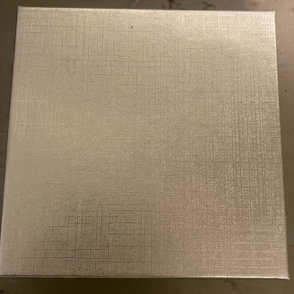 Diamond Cluster stud earrings 15mm - Picture 9 of 9